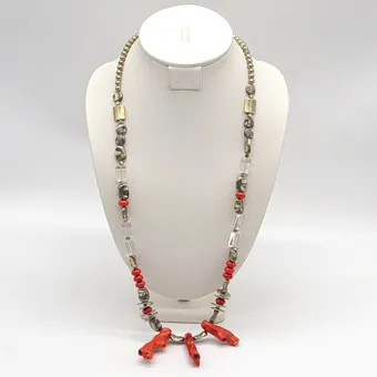 DESIGNERCOLLIER AUS KORALLEN UND KRISTALLGLAS, VERSILBERTE PERLEN, 20. JAHRHUNDERT, CA. 74 CM.