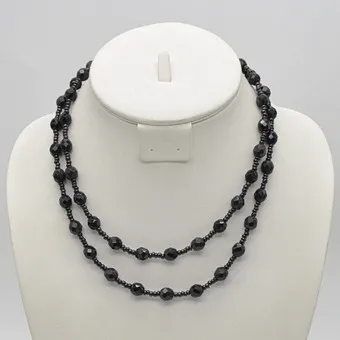 VINTAGE PERLENCOLLIER AUS GLAS, FACETTIERTE SCHWARZE PERLEN, SCHRAUBVERSCHLUSS AUS METALL, CA. 90 CM.