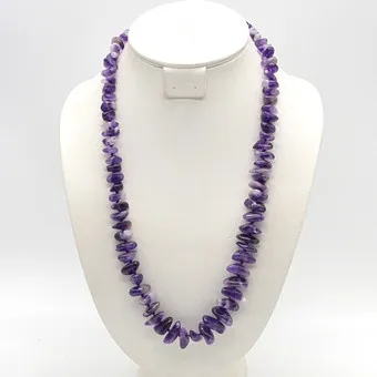 COLLIER EN PIERRE PRÉCIEUSE AMÉTHYSTE, SURFACE POLIE, NOUÉ INDIVIDUELLEMENT, TAILLE ORDONNÉE, FERMOIR DORÉ, VINTAGE, ENV. 62 CM.