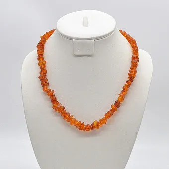 COLLIER EN AMBRE, SURFACE POLIE, FERMOIR DORÉ, VINTAGE, ENV. 53 CM.