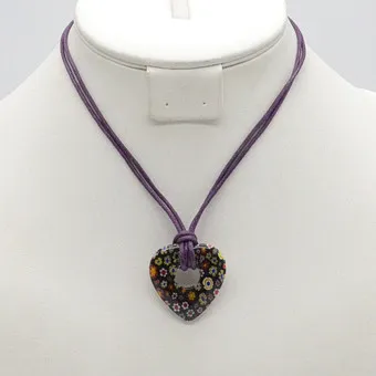 MURANO GLAS COLLIER, SCHWARZES HERZ MIT BUNTEN MILLEFIORI BLUMEN, DURCHBROCHEN, HANDGEMACHT, VINTAGE.
