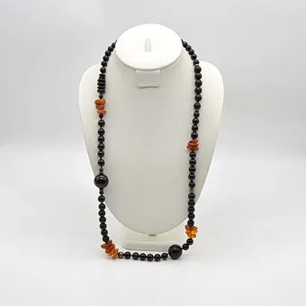 COLLIER AUS BERNSTEIN UND ONYX, MATTIERTE UND POLIERTE PERLEN, VINTAGE, CA. 82CM.