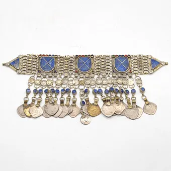 Bijoux traditionnels afghans Kutschi, collier articulé fait main avec lapis-lazuli, monture en maillechort, avec pièces d'argent du Pakistan et d'Inde, vers 1910.