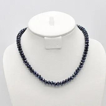 GLAS COLLIER, DUNKELBLAU UND FACETTIERT, ENDLOSKETTE AM FLEXBAND, VINTAGE, CA. 45CM.