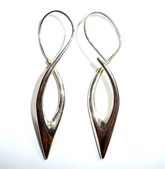 Boucles d'oreilles 585 or jaune aspect torsadé.