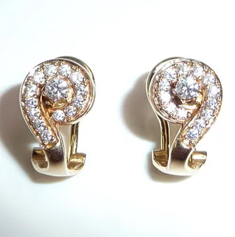Boucles d'oreilles 585 or avec diamants.