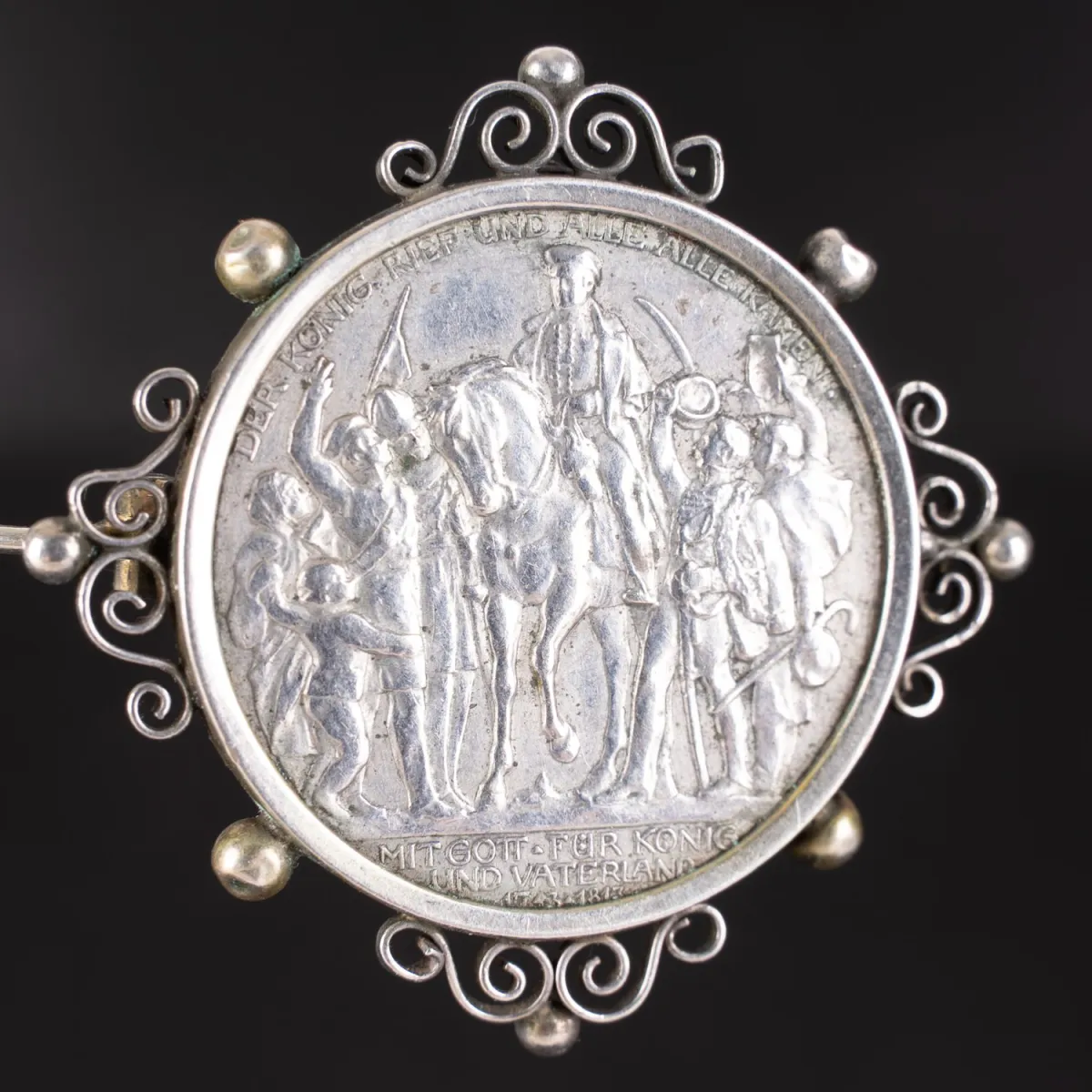 Antike Schmuckbrosche / Münzbrosche: Der Kaiser rief und Alle Alle kamen - 2 Mark, 1913, Durchmesser der Fassung ca. 39m…