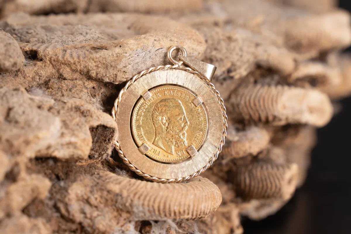 Timelessly elegant coin pendant with movable loop, setting in 585 / 14k yellow gold (diameter approx. 30 mm), set coin
