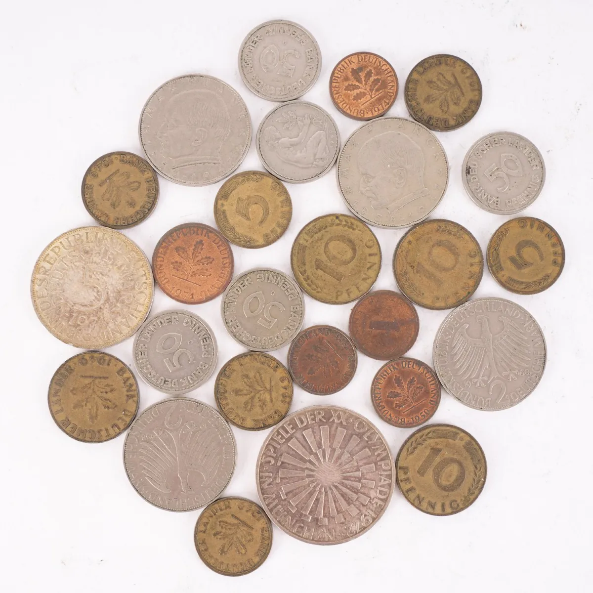 Collection de 26 pièces en DM, total 26,56 DM, comprenant 1x 10 DM - 1972 - G ; 1x 5 DM - 1974 - G ; 4x 2 DM (1958-…