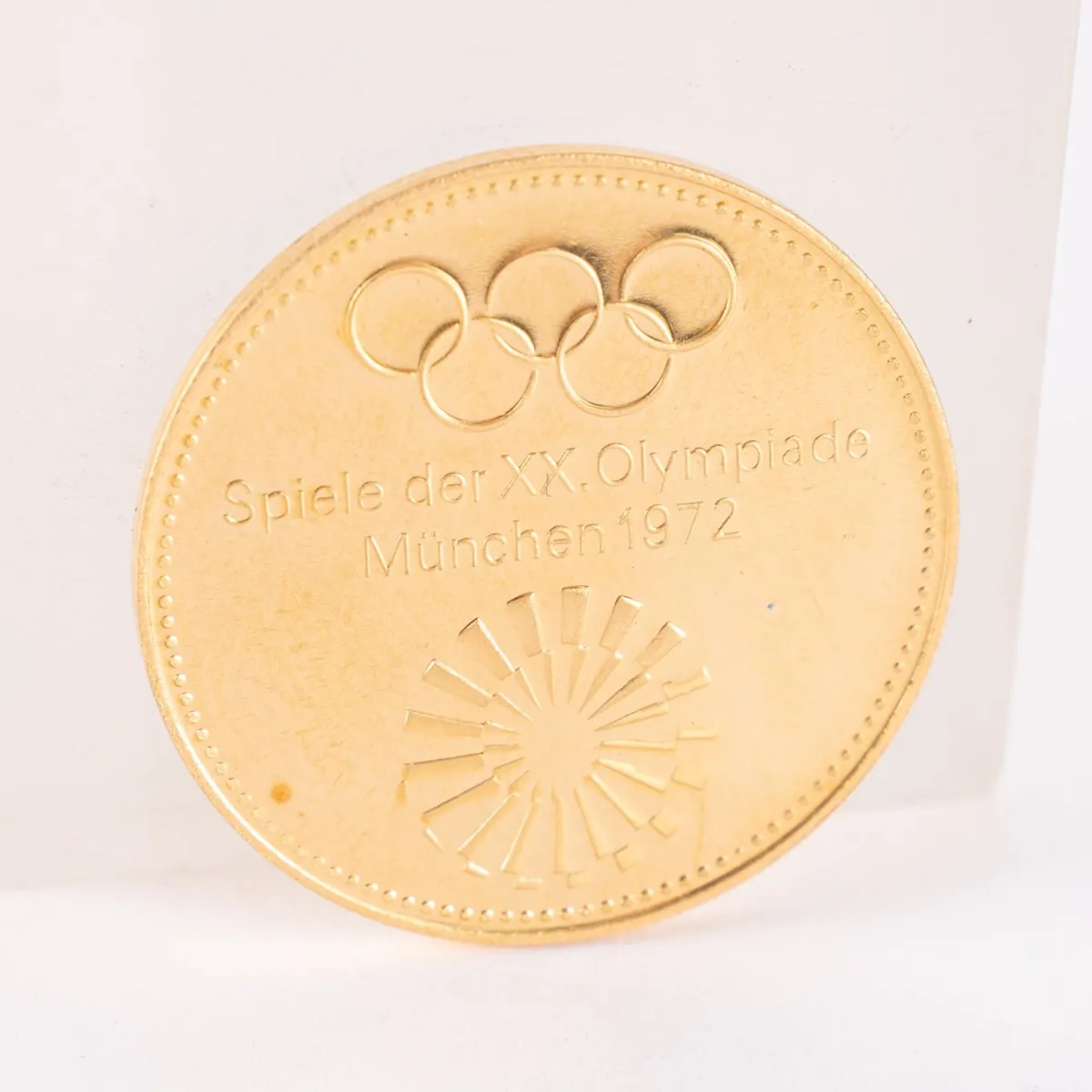 OLYMPIA MÜNCHEN 1972, Medaille, 900er Gold, mit Piktogramm Reiten . Durchmesser ca. 32mm, ca. 17,5g. Röntgen geprüft, er…