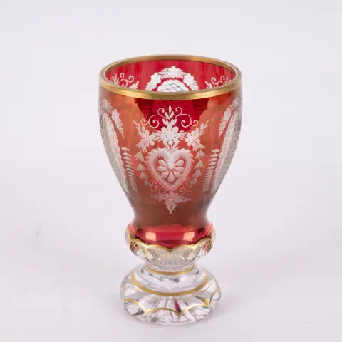 Magnifique verre à pied / gobelet à pied, verre incolore à paroi épaisse, partiellement teinté rougeâtre, décor doré noble, partiellement au…