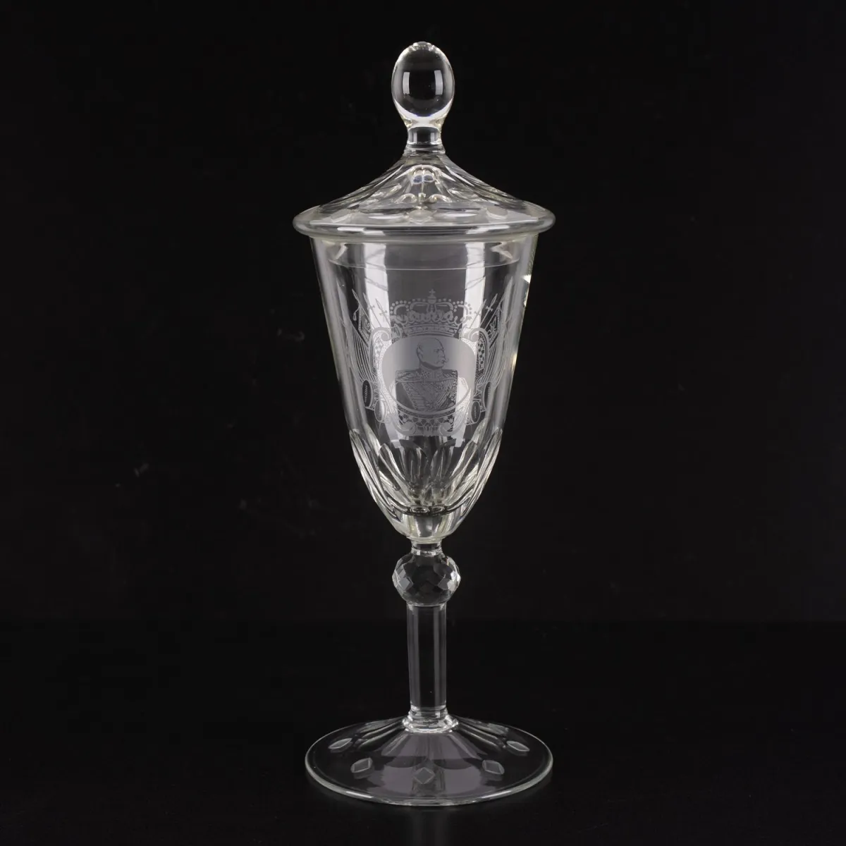 Glaspokal, farbloses Klarglas mit Schleif- und Ätzdekor bezeichnet Ernst August, König von Hannover, 1837 - 1851 , vorde…