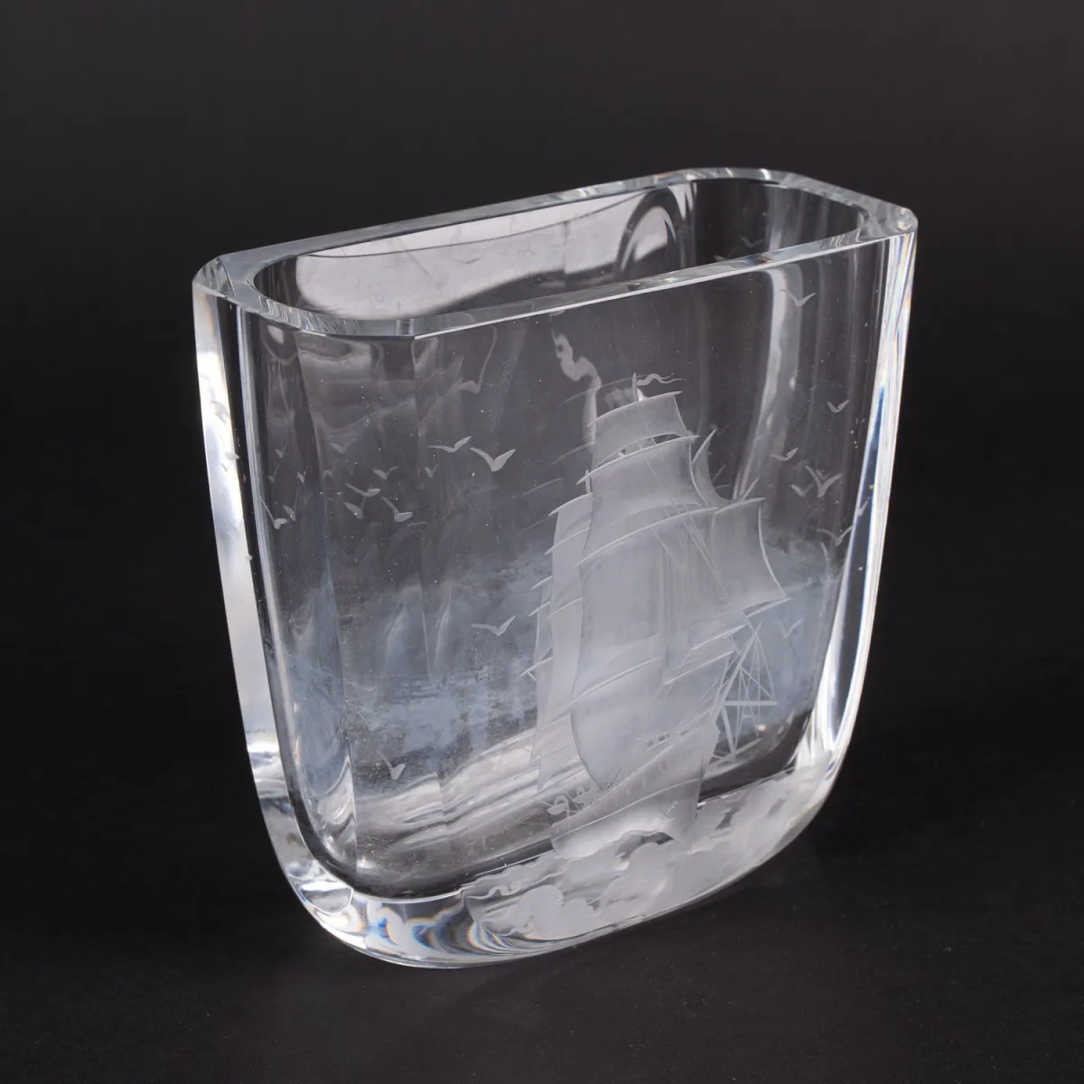 Sail away, heavy crystal glass vase, colorless, rectangular shape, thick-walled glass. On one side, an engraved sea...