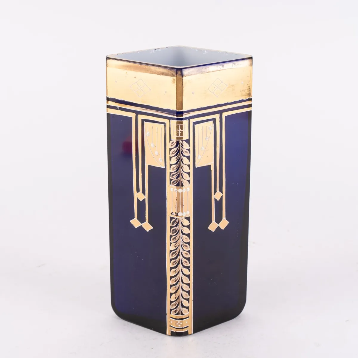 Böhmische Jugendstil - Vase, rautenförmiger Glaskorpus, bläuliches Glas im aufwändigem Golddekorit, innen weiß überfange…