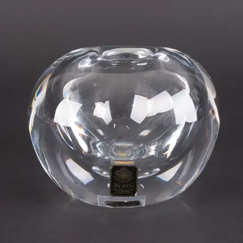 Vase en verre soufflé à la bouche très lourd, à parois épaisses, incolore, Kosta Boda, Suède. Base polie, signature gravée