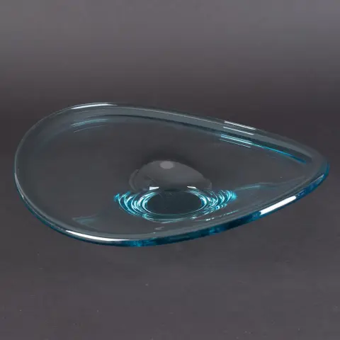 Coupe ovale en verre clair, forme galbée, sur base bleutée, signature gravée au fond : R. (hauteur env. 9 cm, env. 34 x 32 cm)