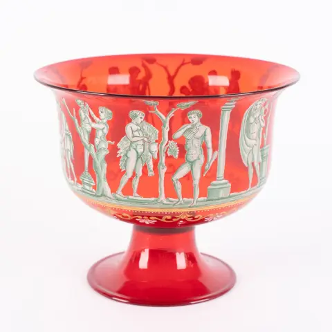 Coupe sur pied antique en verre camée, verre rouge avec peinture à l'émail élaborée, pied en entonnoir avec bord rabattu, coupe avec extérieur...