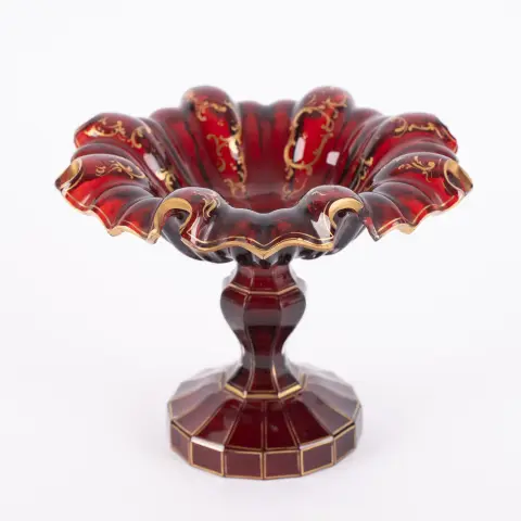 Tazza bohème, verre épais rubis doublé avec décor doré élaboré, 19e/20e siècle, le bord avec ...