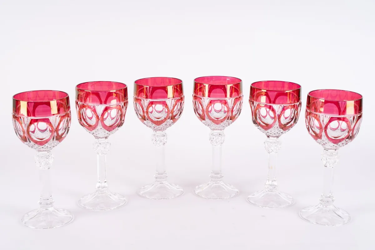 Série de 6 verres à vin Römer rouges identiques. Cristal taillé avec coupe partiellement rouge, hauteur env. ...