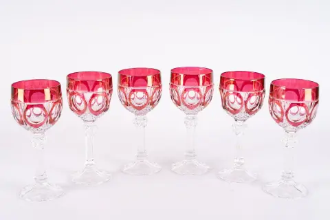 Série de 6 verres à vin Römer rouges identiques. Cristal taillé avec coupe partiellement rouge, hauteur env. ...