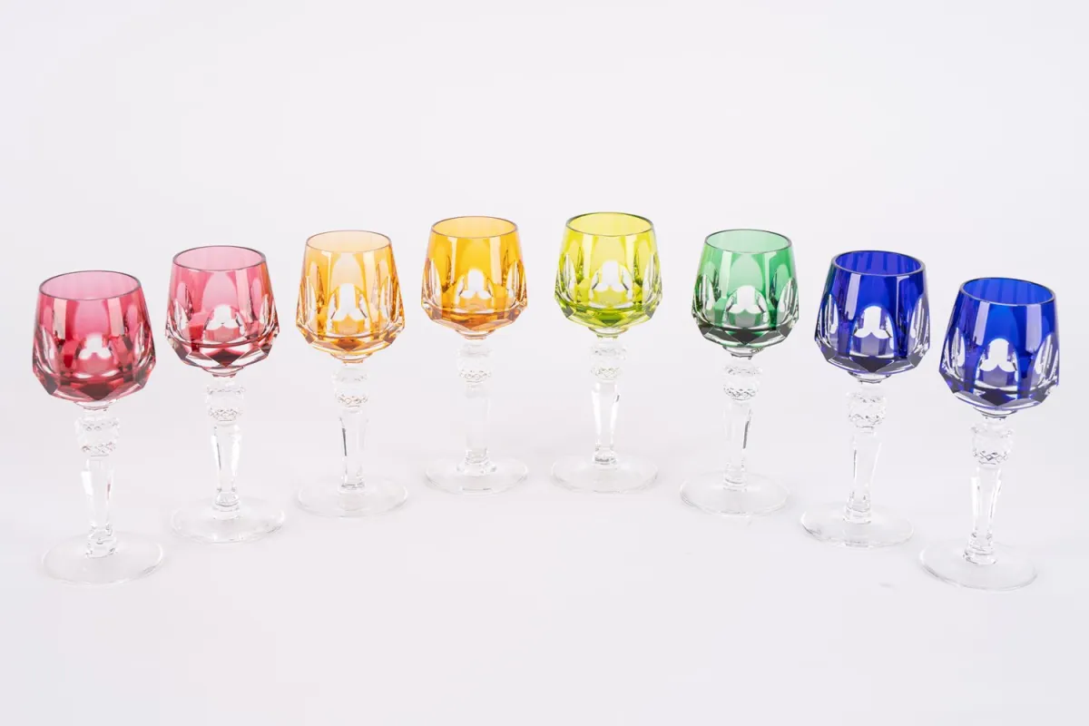 Série de 8 verres à liqueur Römer de couleurs différentes, hauteur env. 12 cm chacun, cristal taillé - verre clair, non gravé...