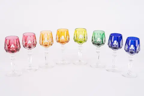 Série de 8 verres à liqueur Römer de couleurs différentes, hauteur env. 12 cm chacun, cristal taillé - verre clair, non gravé...