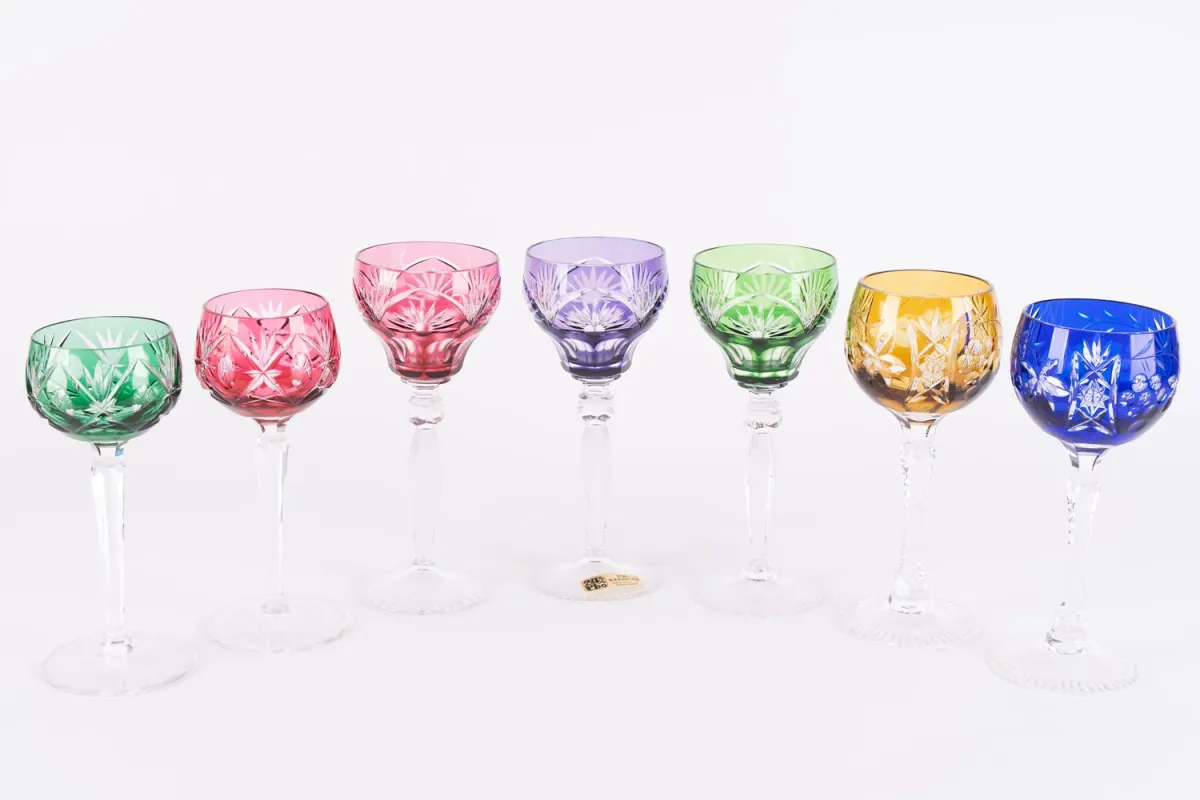 Lot de 7 verres à vin romains différents, couleurs et formes variées, cristal clair taillé