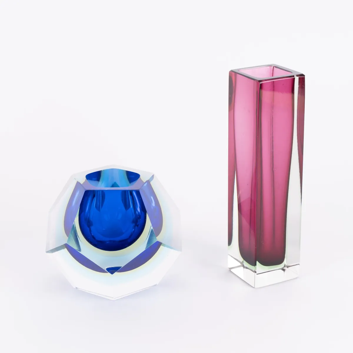 2 studio glasobjecten, hoogte ca. 11 en ca. 20,5 cm.