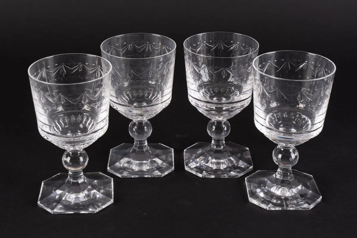 Folge von 4 Rotweingläsern der KPM Berlin, Modell Kurland , schweres Kristallglas, 8-passiger Standfuß, Höhe je ca. 13,3…