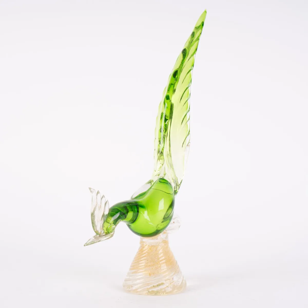 Cacatoès, verre de Murano, teinté vert bouteille. Bec, pattes et plumes de la tête blancs. Socle lourd torsadé