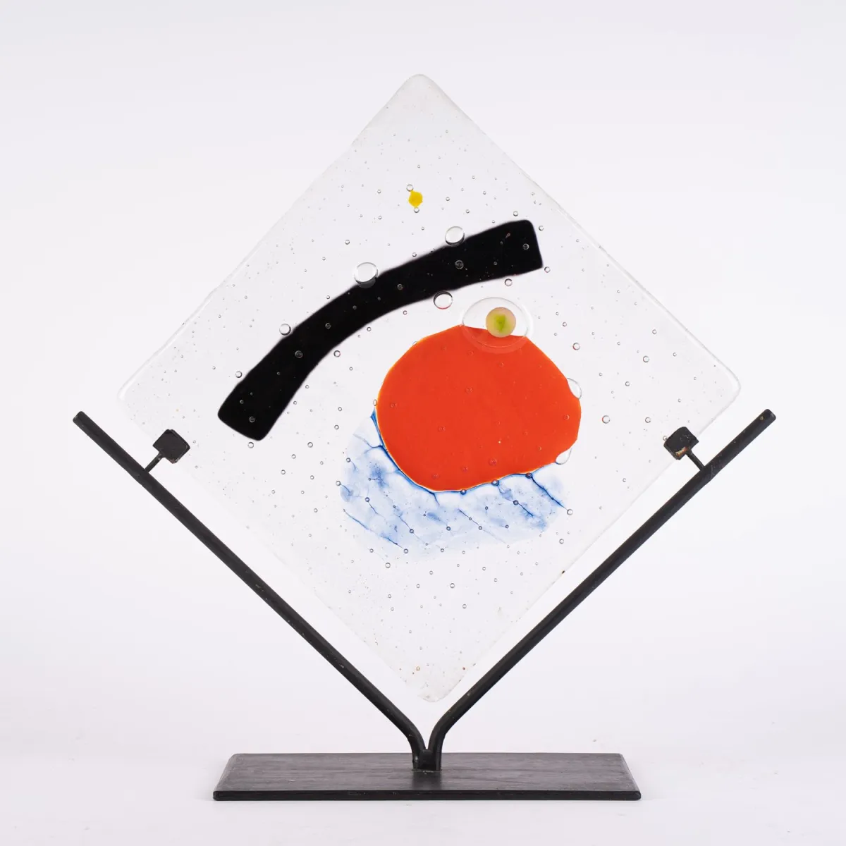 Designer - Glasobjekt von 1990. Glasfliese auf geschwärztem metallischem Stand. Das farblose Klarglas partiell mit unzäh…