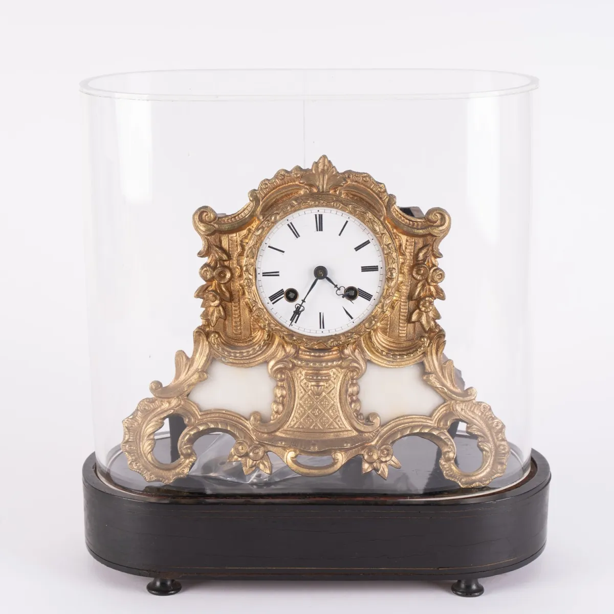 Untested remains of a mantel clock, Historicism 19th/20th c., under plexiglass dome on ebonized wooden base (damaged…