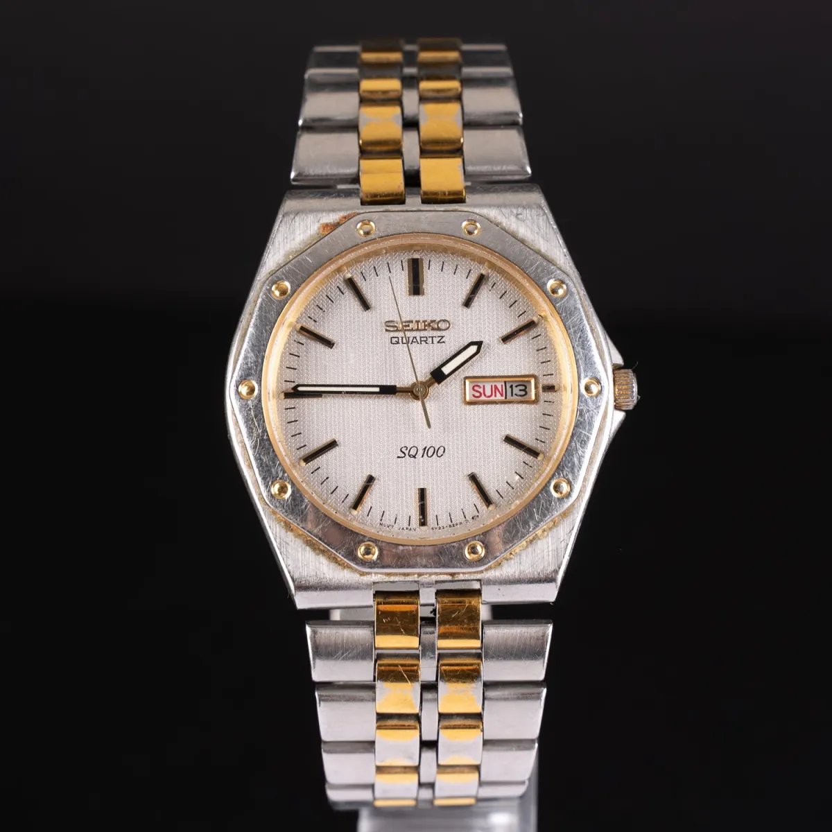 SEIKO QUARTZ SQ 100, Herenpolshorloge met centrale seconde, dag en datum. Roestvrijstaal, deels verguld, niet getest, T…