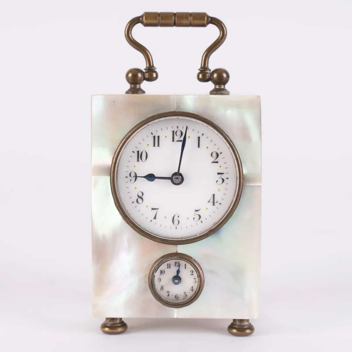 Antike Reise-Uhr mit Wecker; schweres Messinggehäuse, mit Perlmuttplättchen belegt. Mechanisches Uhrwerk, ungeprüft, um …