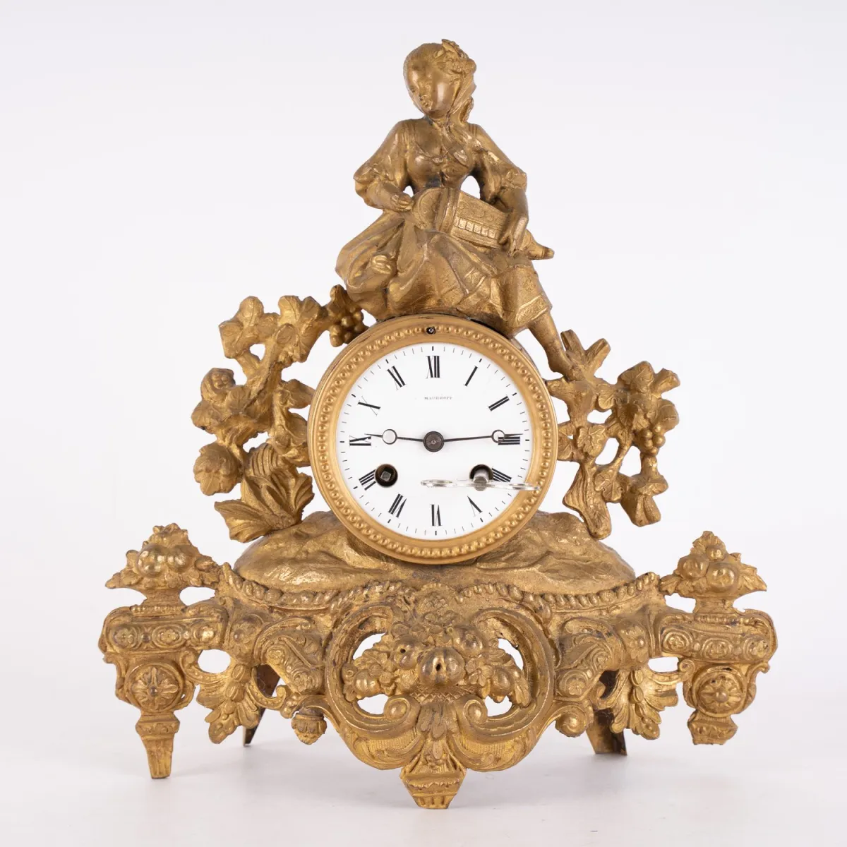 Pendule de cheminée, dite pendule, Historicisme vers 1900 ; boîtier en zinc moulé par injection doré ; le cadran émaillé blanc...