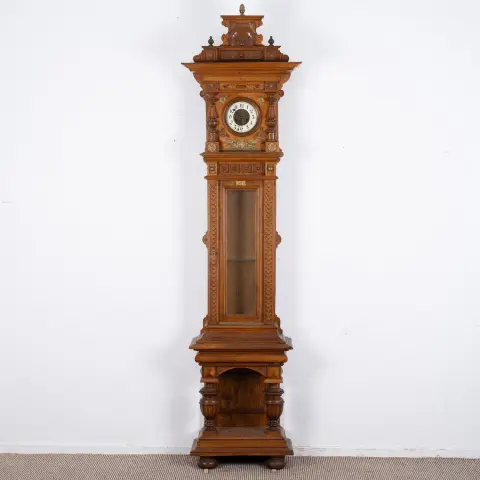 Magnifique horloge de parquet Historicisme, allemande vers 1890, massive, boîtier en chêne clair avec riche décor sculpté et...