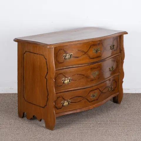 Commode baroque inhabituelle / Louis XV, probablement région de Trèves, zone frontalière franco-allemande, milieu du 18e s., massif 3-…