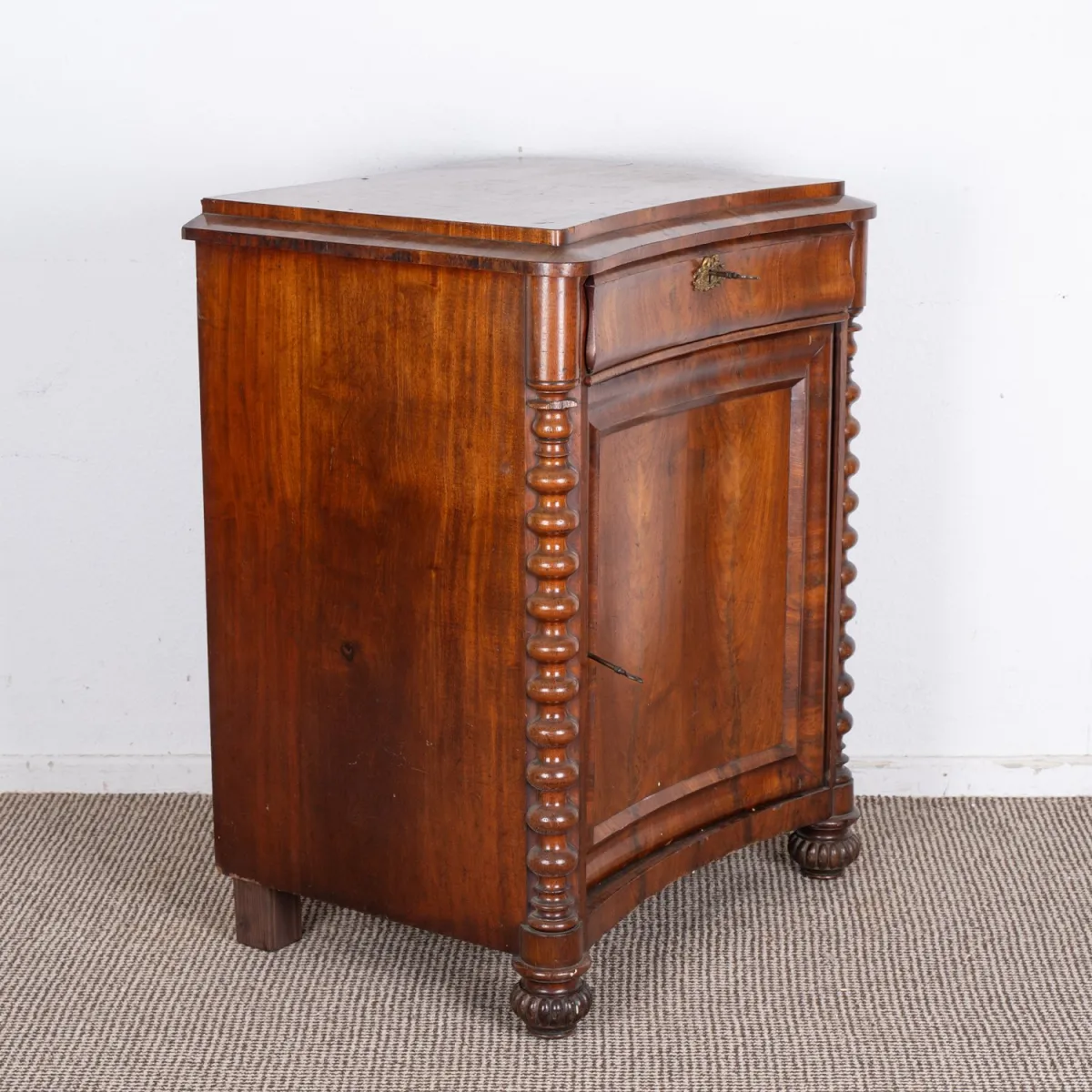 Half-cabinet / door commode, Biedermeier, 19th century, solid mahogany veneered on softwood carcass. Unrestored find…