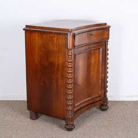 Demi-armoire / commode à portes, Biedermeier, 19e s., acajou massif plaqué sur corps en bois résineux. Trouvaille non restaurée…