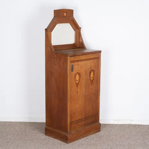 Petite armoire d'appoint antique, Art nouveau, probablement Darmstadt vers 1900/20, chêne massif plaqué, partiellement marqueté, une porte…