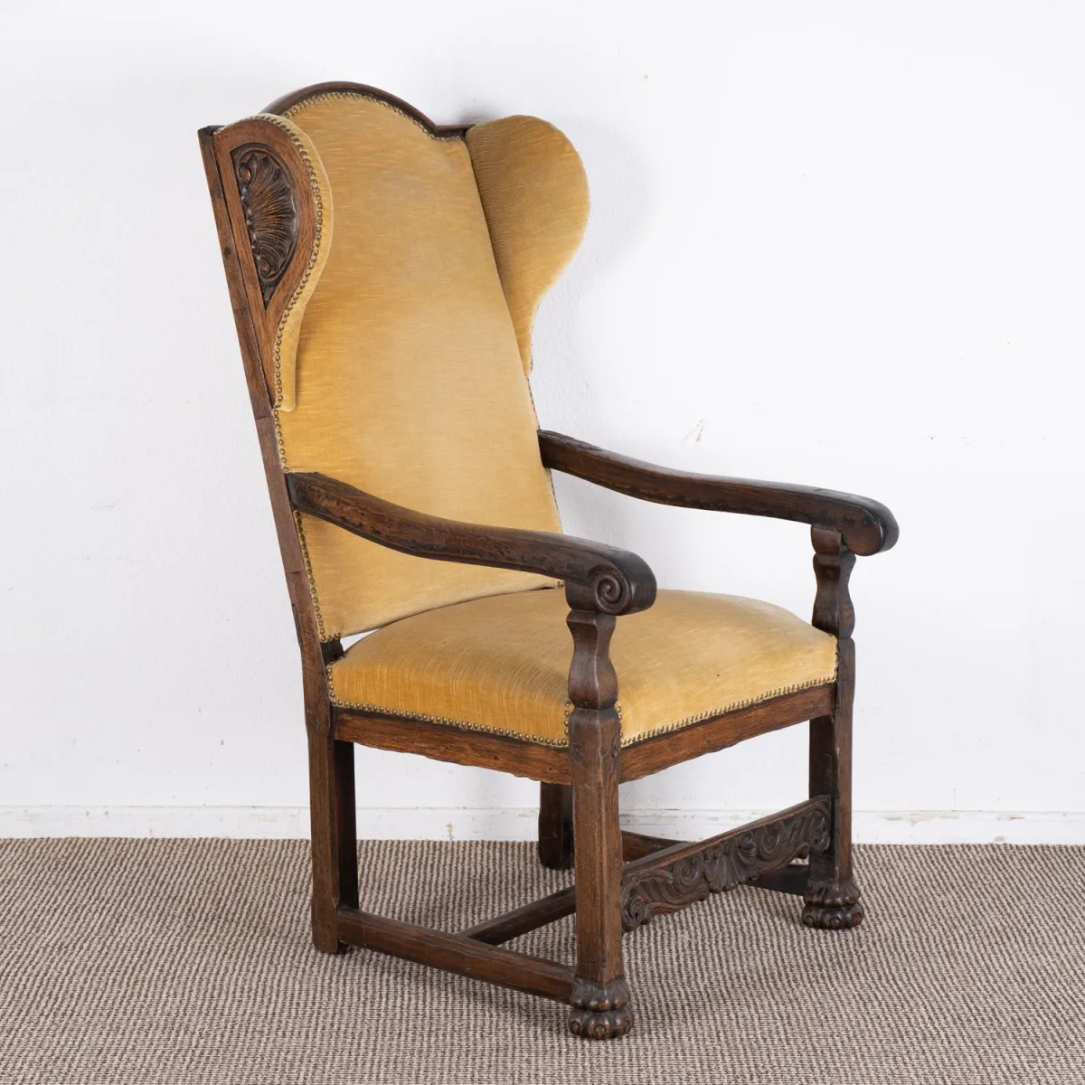 Fauteuil à oreilles, 18e s., lourd châssis en chêne avec oreilles rapportées, sculpture rocaille et