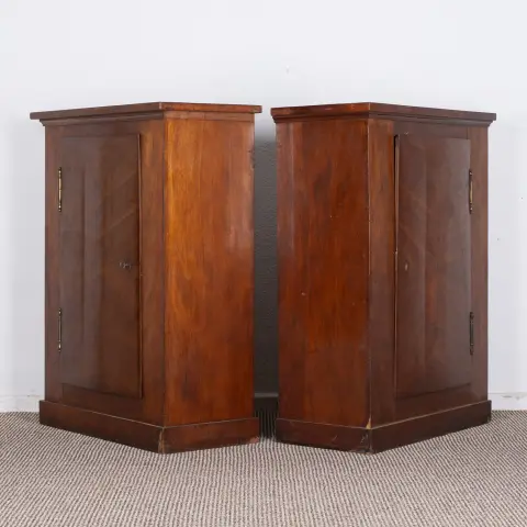 Paire de petites armoires à colonnes néoclassiques. Acajou massif et plaqué, vers 1800. Paire d'armoires à une porte avec faible p…