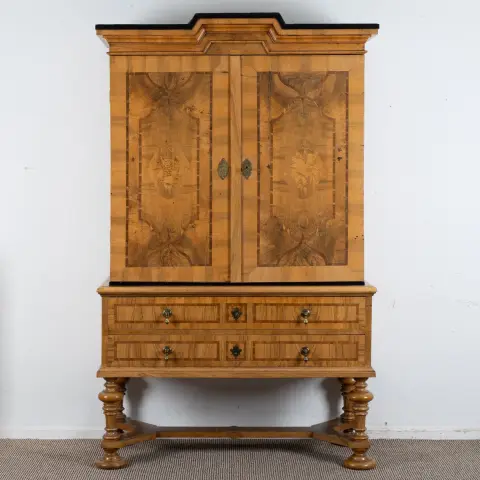 Armoire à cabinet Kirchheim, baroque, Kirchheim / Teck vers 1770 / 80, à entretoises, tournée, en forme de table…
