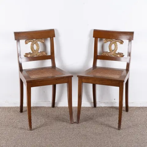 Paire de chaises Empire / Biedermeier, allemandes vers 1820 / 30, noyer, le dossier légèrement courbé avec sculpt…