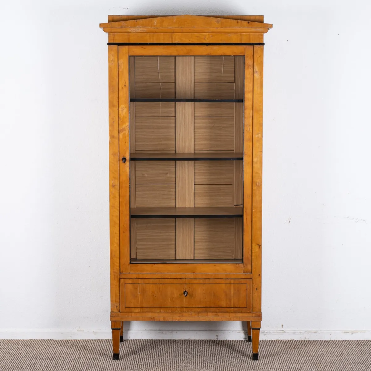Single-door glass cabinet / display cabinet, Biedermeier circa 1900/20, solid and veneered birch, partially blackened, good condition