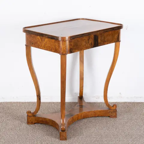 Table console élégante, petit meuble déplaçable, Biedermeier, Allemagne du Sud vers 1925/30, noyer et noyer...