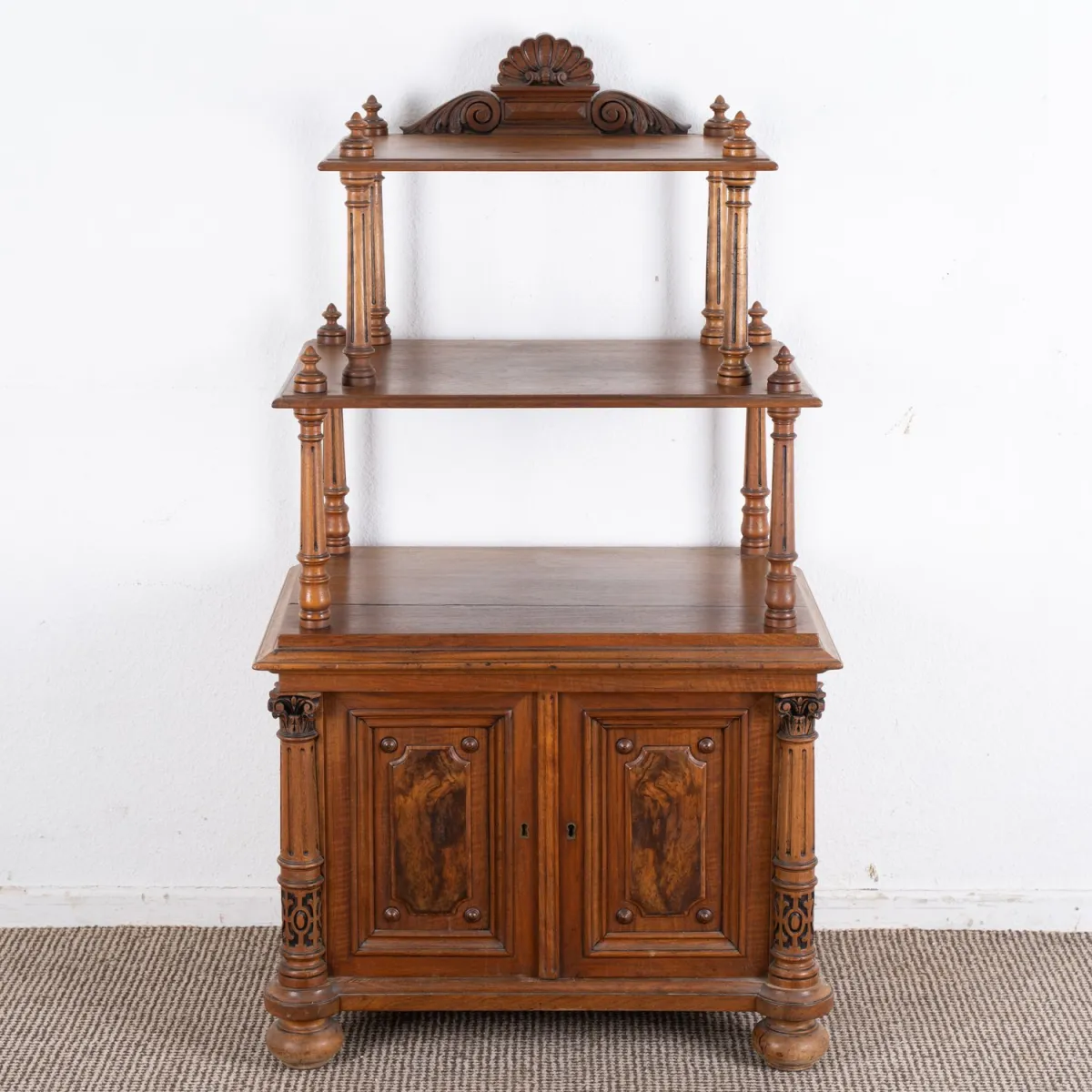 Elegantes Etageren-Möbel, Historismus / Gründerzeit um 1890, Nussbaum, das zweitürige Unterteil mit 180 Grad drehenden k…