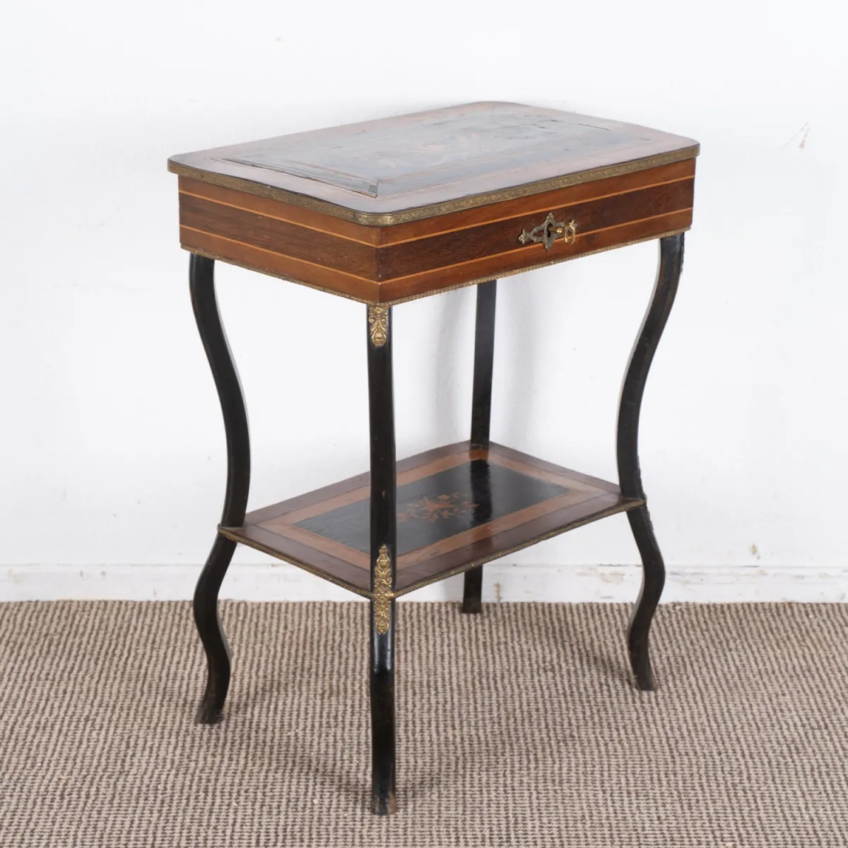 Table à coudre ancienne, historicisme, fin 19e / début 20e s., travaillée avec différents bois, partiellement richement ma…