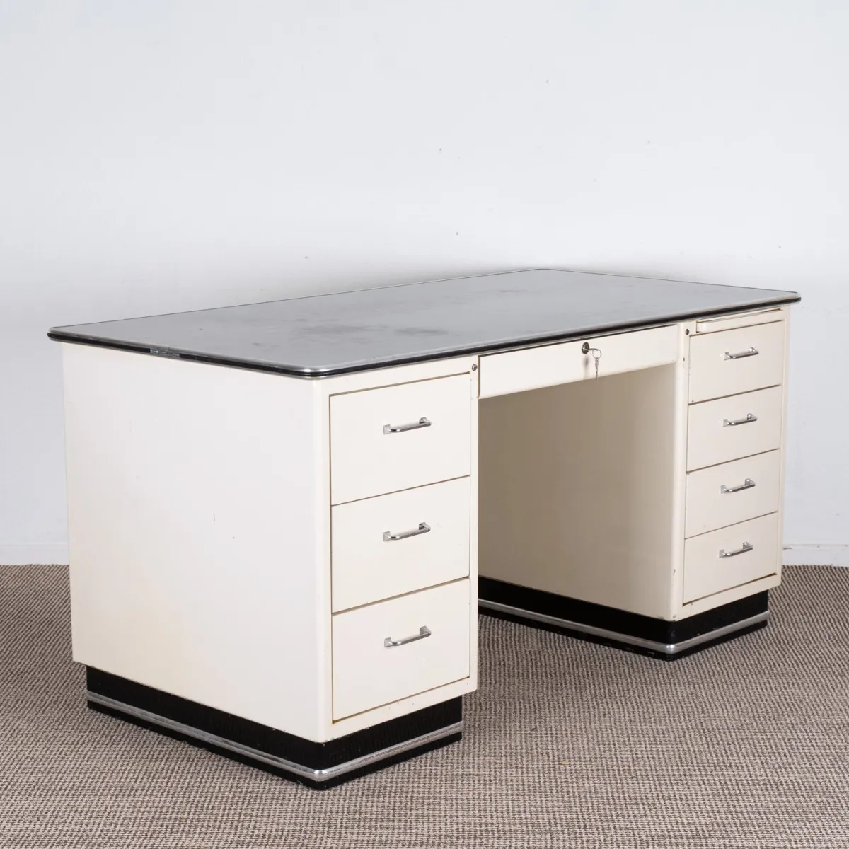 Bureau de médecin des années 1950/60, 8 tiroirs, tôle d'acier laquée blanche, poignées chromées
