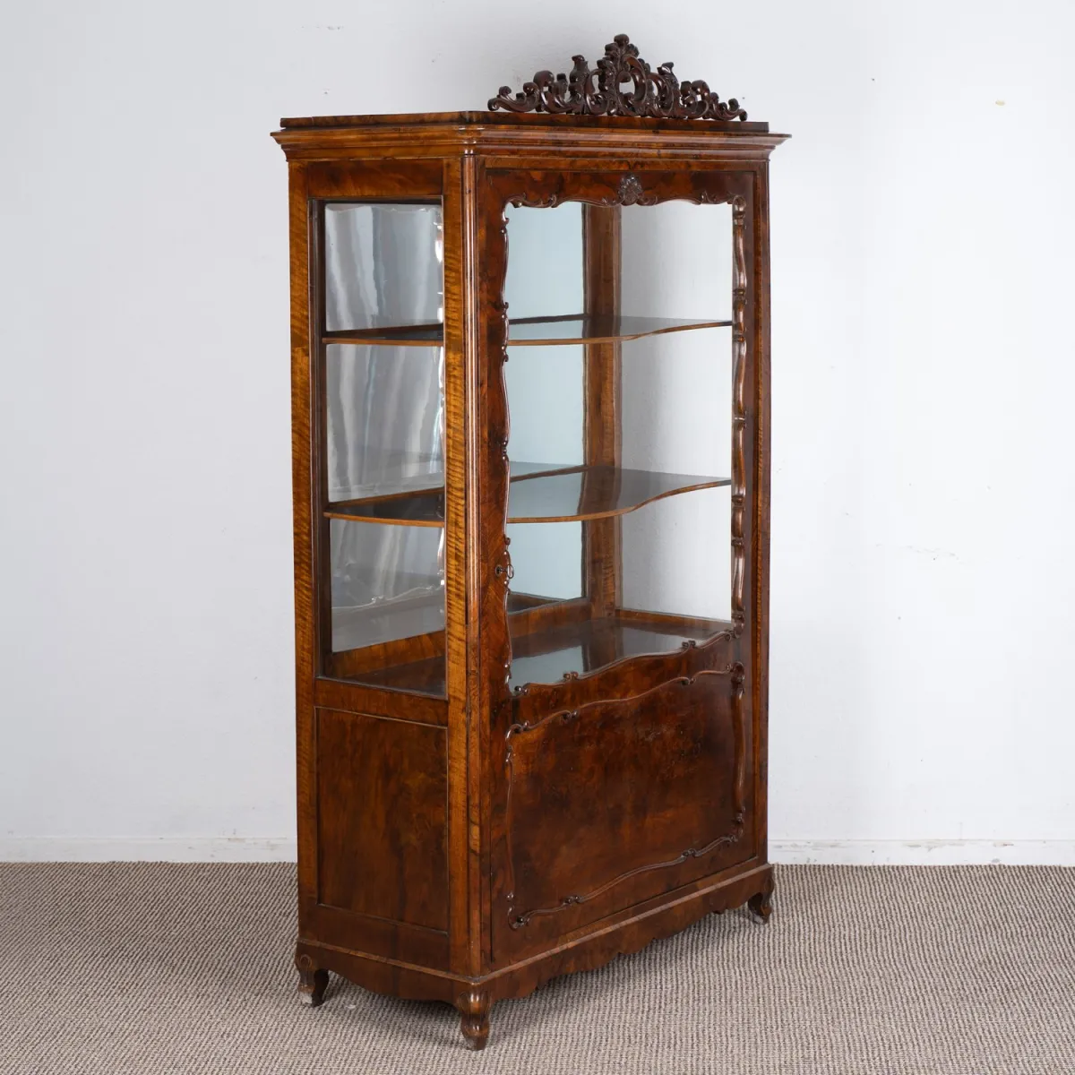 Seltene Worms'er Vitrine, Spätbiedermeier / Historismus. Dreiseitig verglaster, eintüriger Glasschrank / Vitrinensc…
